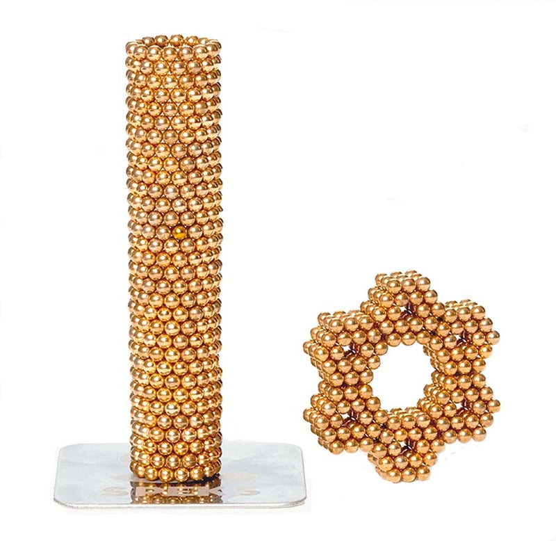 A cylindrical tube and small star in the gold Luxe Speks.